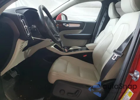 2019 Volvo Xc40 T5 Momentum z USA, uszkodzony, nr VIN YV4162XZ1K2010009